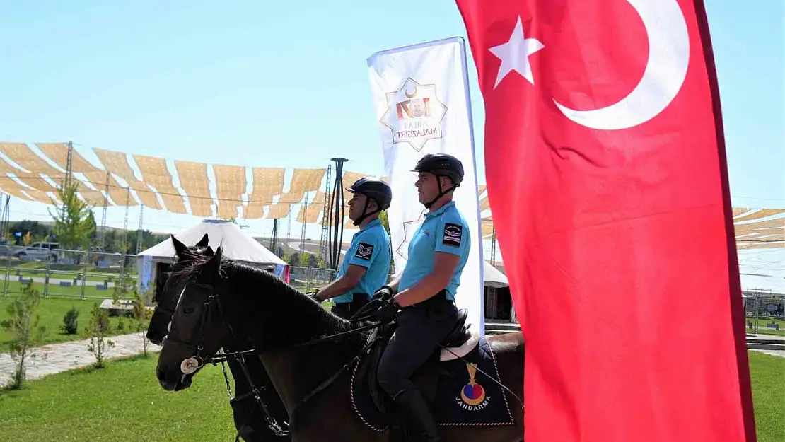 Atlı Jandarma Birliği Malazgirt Zaferi'nde büyük ilgi topladı! Etkinlikler keyifli anlarla doluydu