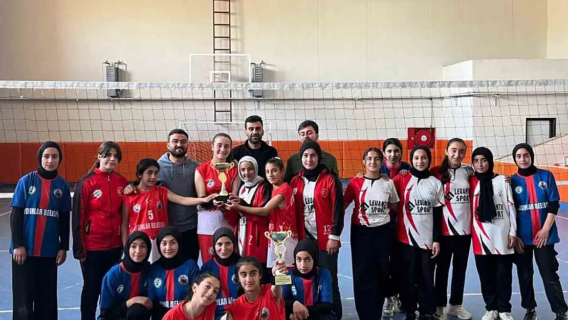 Aydınlar Okulları, Adilcevaz'da düzenlenen voleybol turnuvasında birinci ve ikinci oldu!