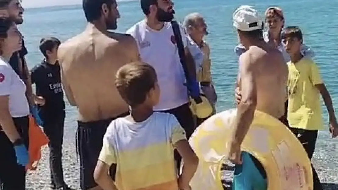 Baba ve Oğul Van Gölü'nde Boğulma Tehlikesi Geçirdi, Balıkçılar İkisini de Kurtardı!