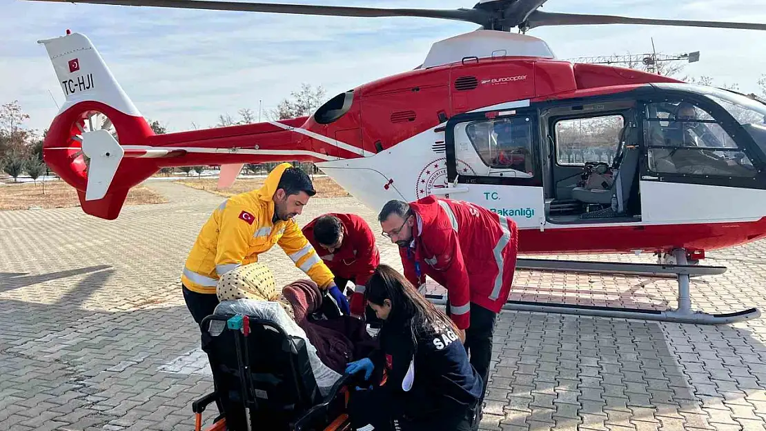 Bahçesaray'da Tedavi Gören Hamile Kadın Ambulans Helikopterle Van'a Sevk Edildi