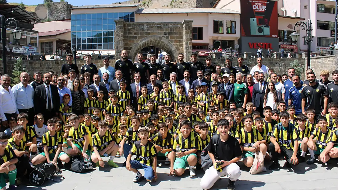 Bakan Bak Bitlis'te esnaf ve gençlerle bir araya gelerek projeleri ve sporun önemini anlattı