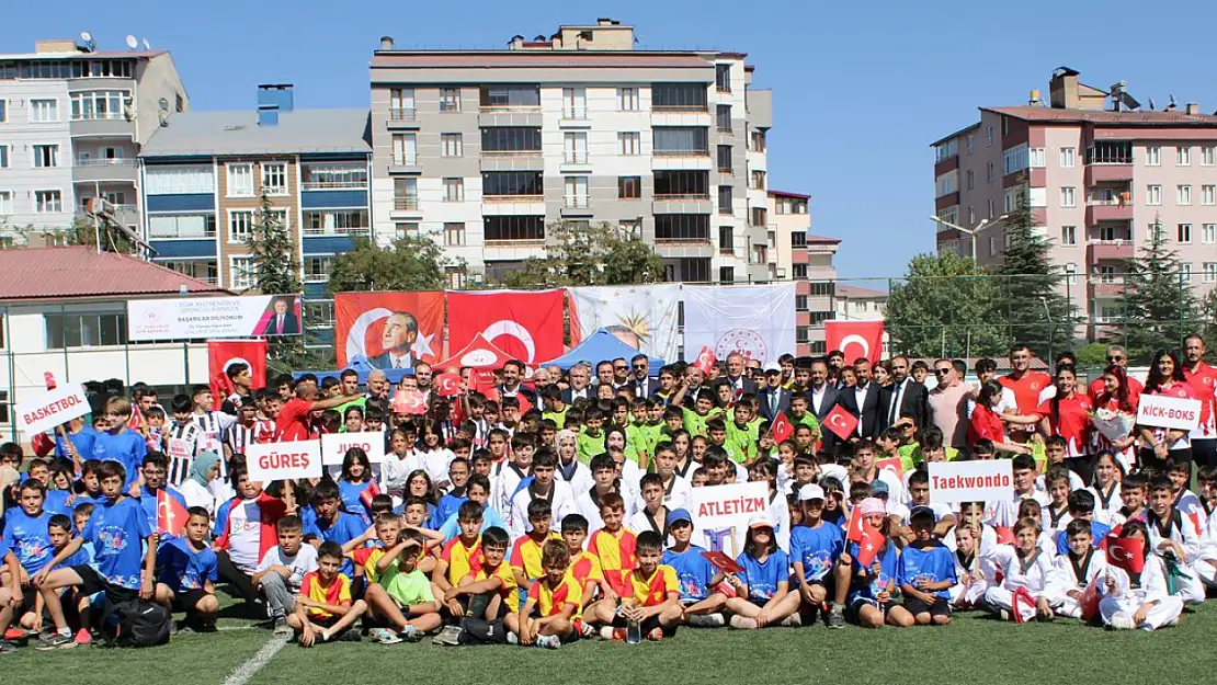 Bakan Bak, genç sporcularla bir araya geldi: Gelecek için spor yatırımlarının önemi vurgulandı