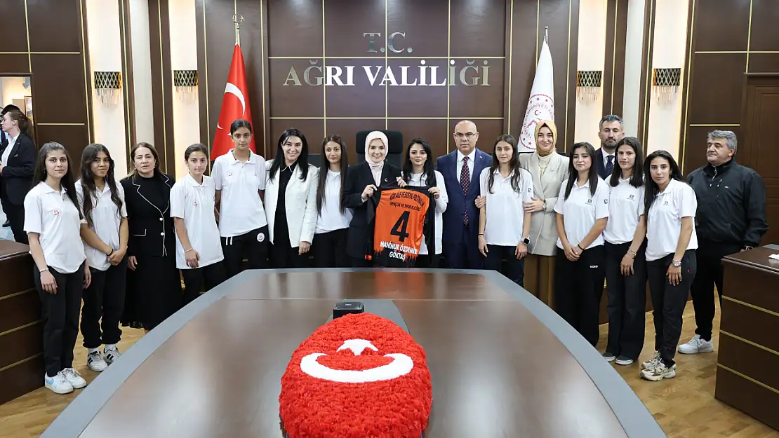 Bakan Göktaş Ağrı'da ağırlandı, kadın sporcularla bir araya geldi
