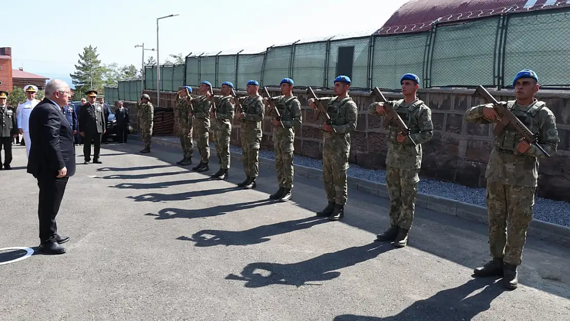 Bakan Güler, Malazgirt Zaferi etkinlikleri için Ahlat'ta askeri denetim gerçekleştirdi