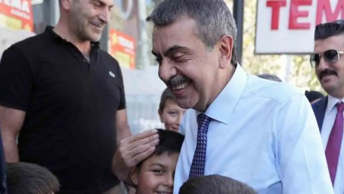 Bakan Tekin, Erzurum'da esnafı ziyaret edip çocuklara okul çantası dağıttı, hizmet taahhüdü verdi