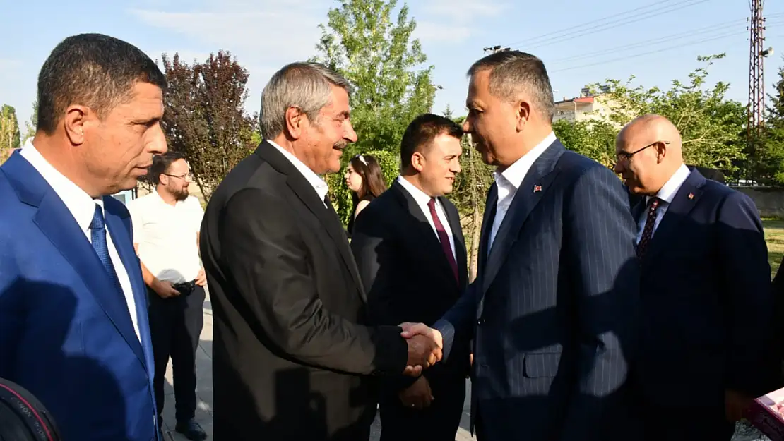 Bakan Yerlikaya Patnos'ta belediye başkanı ve ilçe yöneticileriyle bir araya geldi