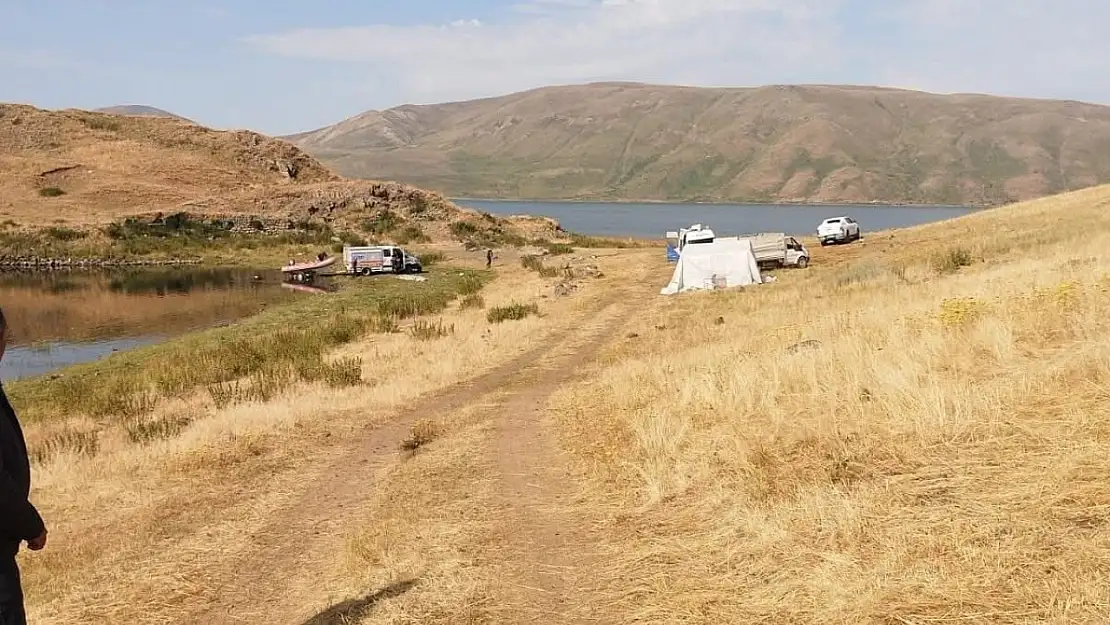 Balık gölüne serinlemek için giren genç boğularak can verdi
