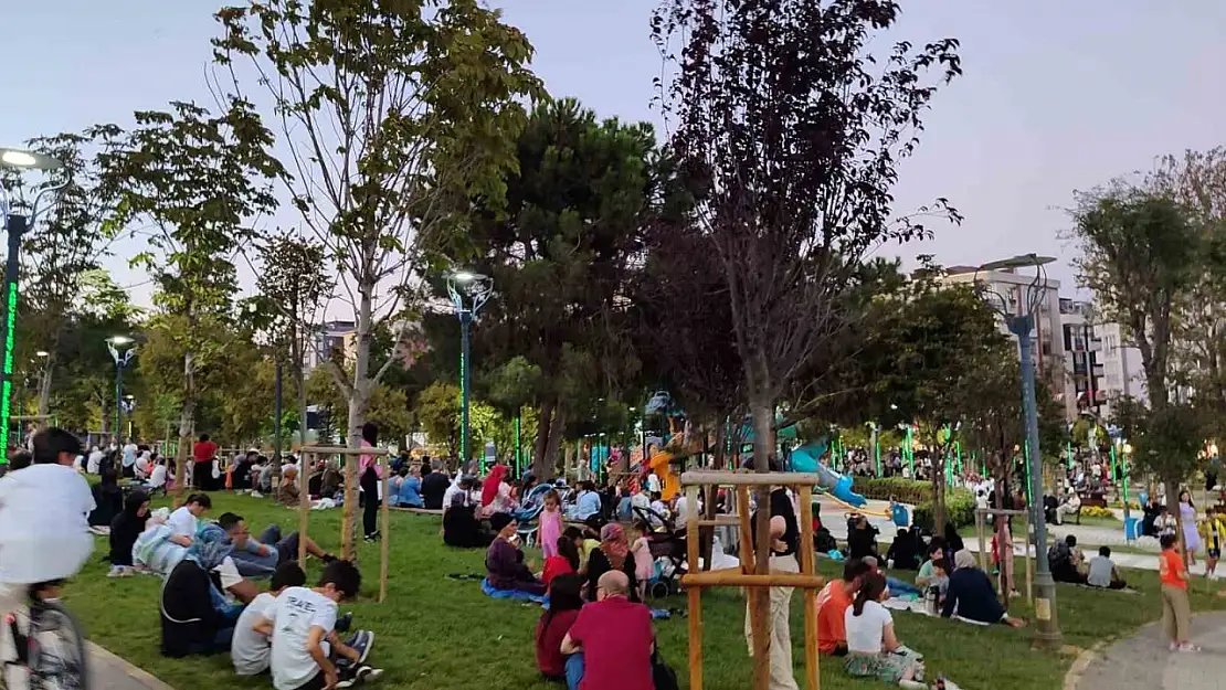 Balıkesir'de deprem sonrası İstanbul'da parklar doldu
