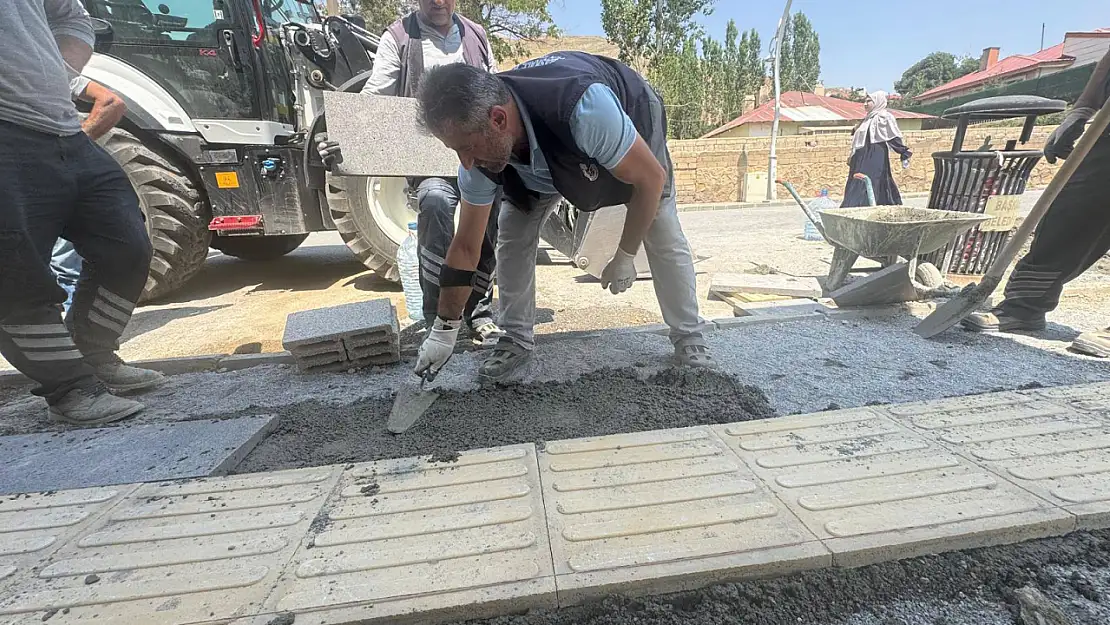 Başkale Belediyesi'ndenkaldırımlar için yenileme çalışmaları başladı