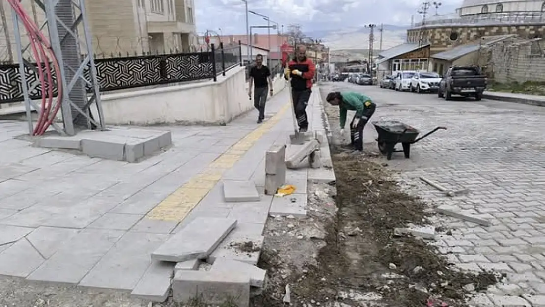 Başkale'de Çarşı Merkezinde Kaldırım Onarım Çalışmaları Başladı