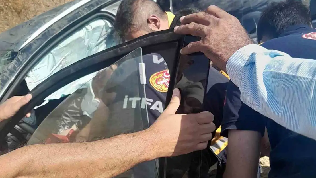 Başkale'de otomobil takla attı: 3 kişi yaralandı