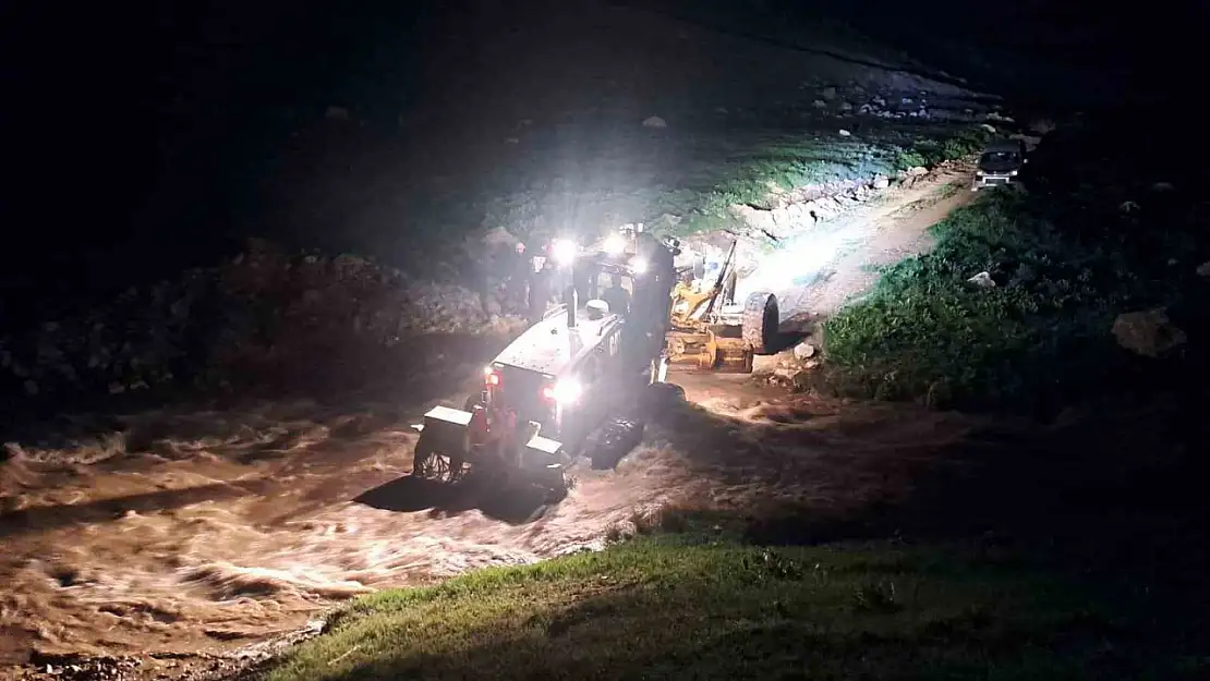 Başkale'de pancar toplayan vatandaşlar suya kapılarak mahsur kaldı, ekipler kurtardı