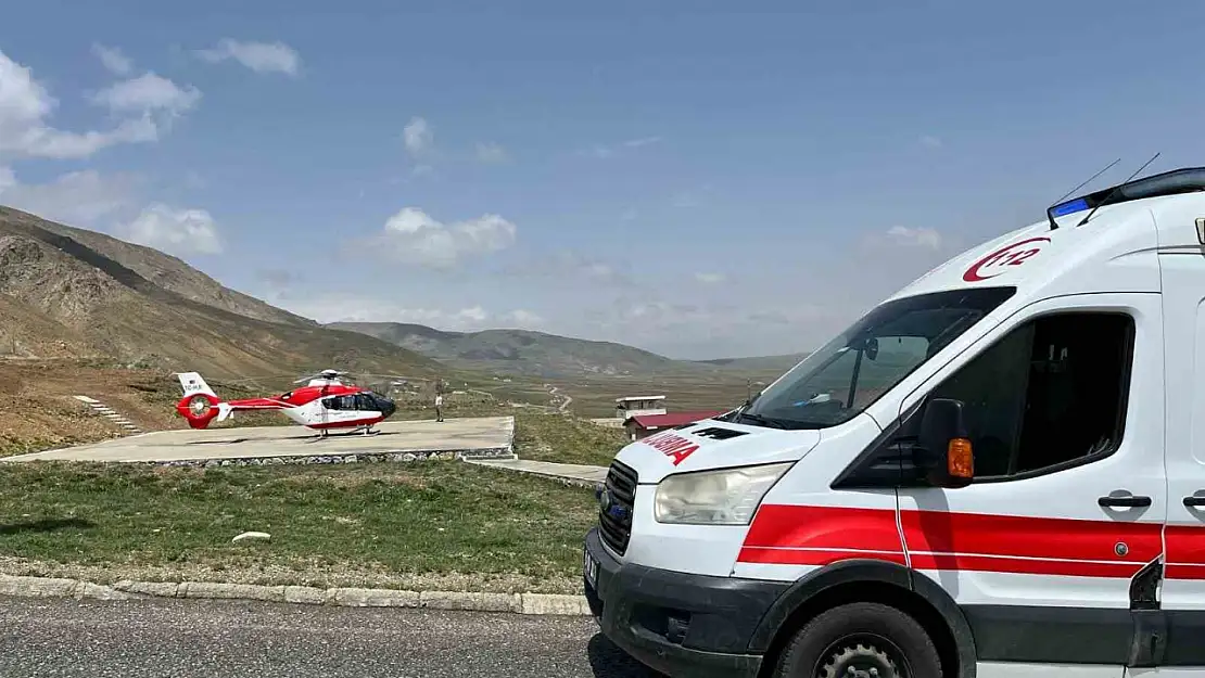 Başkale'deki trafik kazasında kafa travması geçiren hasta, helikopterle Van'a sevk edildi