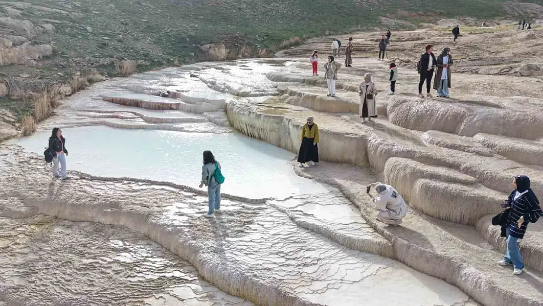 Başkale'nin Travertenleri: Fotoğraf Kursu Öğrencileri Eşsiz Güzellikleri Keşfetti!