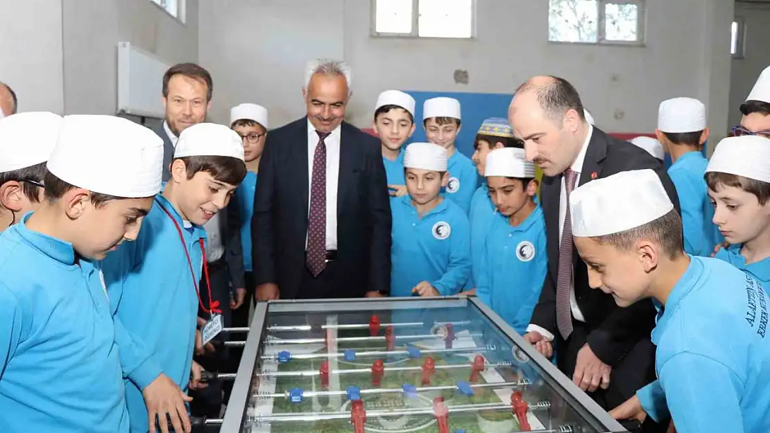 Başkan Çelebi, Oltu'daki Hafızlık Kursu'na oyun heyecanı taşıdı! Langırt ve masa tenisi hediye etti