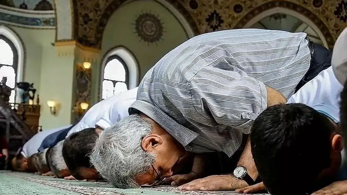 Bayram namazı farz mı vacip mi? Unutulan teşrik tekbirinin kazası olur mu?