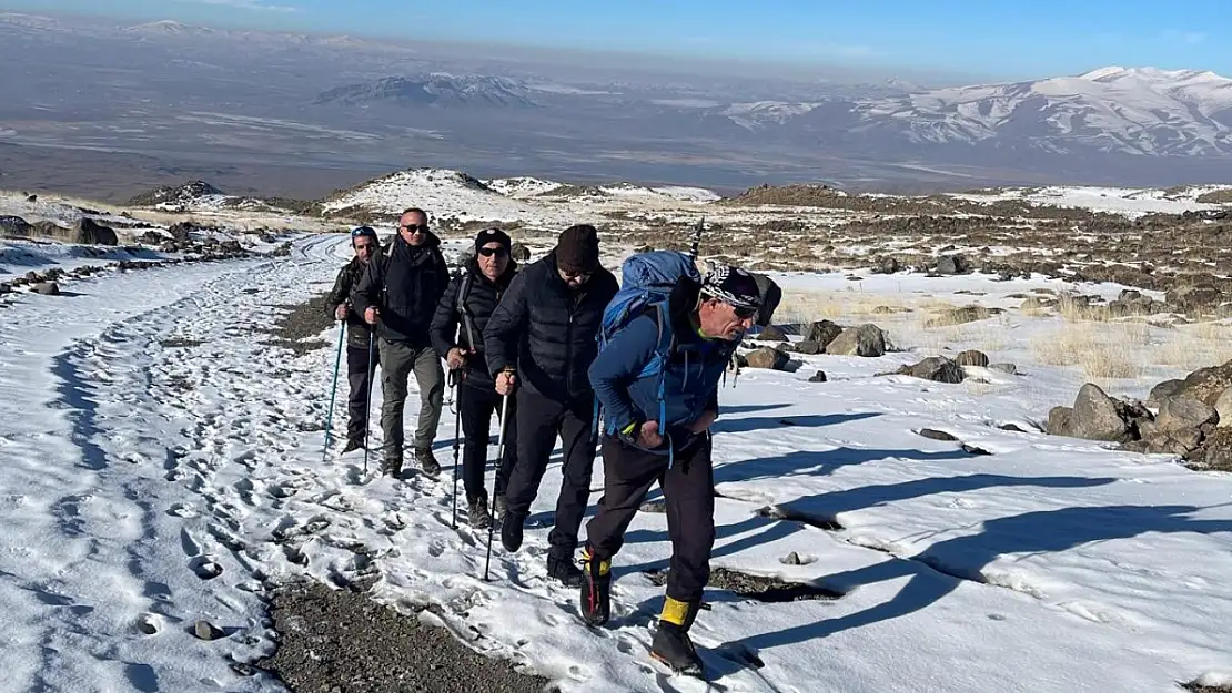 Bazid Dağcılık Kulübü'nden Türkiye'nin çatısına pazar tırmanışı