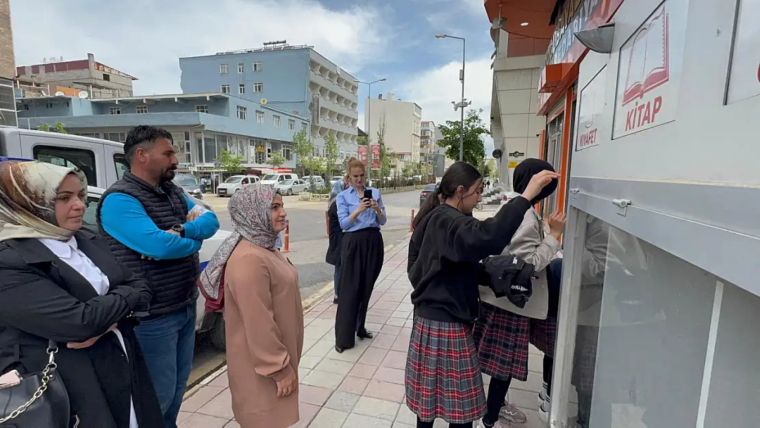 Belediyenin paylaşım noktasına gençlerden anlamlı destek