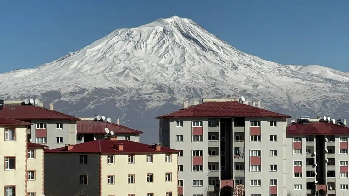 Beyaz zirvesiyle doğanın görkemli şaheseri Ağrı Dağı hayran bırakıyor