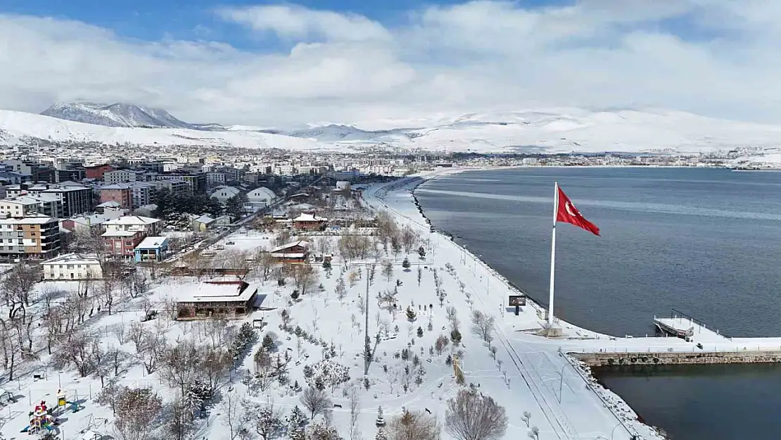 Beyaza bürünen Tatvan dron ile havadan görüntülendi