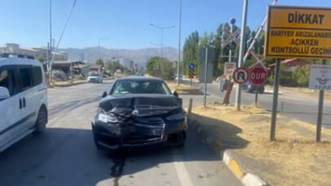 Bingöl'de hemzemin geçitte otomobilin kamyonete çarpması sonucu iki yaralı!