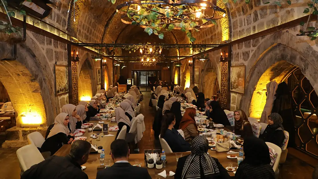 Bitlis Belediye Başkanı Tanğlay, Kur'an kursu öğrencileriyle iftar yaptı