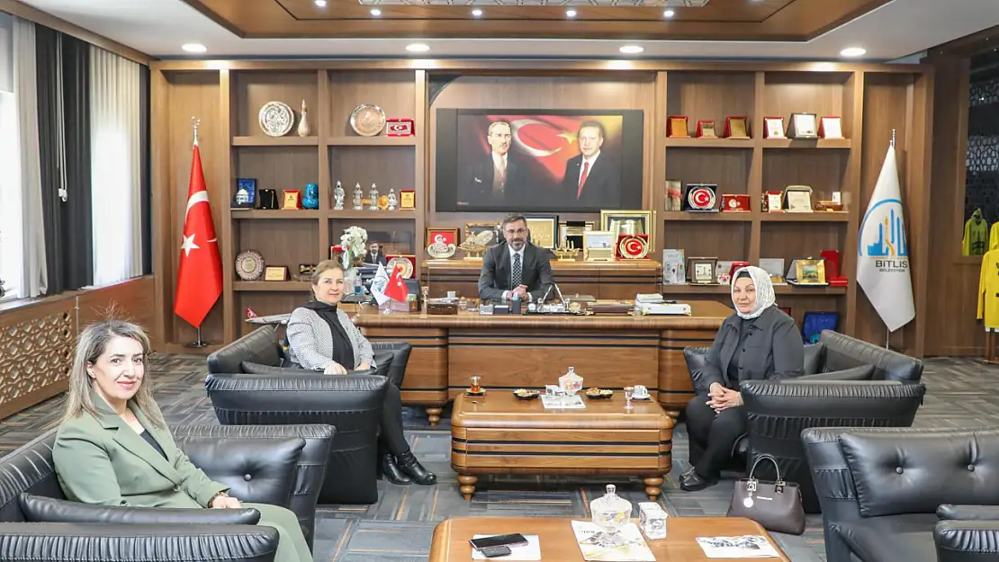 Bitlis Belediyesi'nde AK Parti Kadın Kolları'ndan Anlamlı Ziyaret