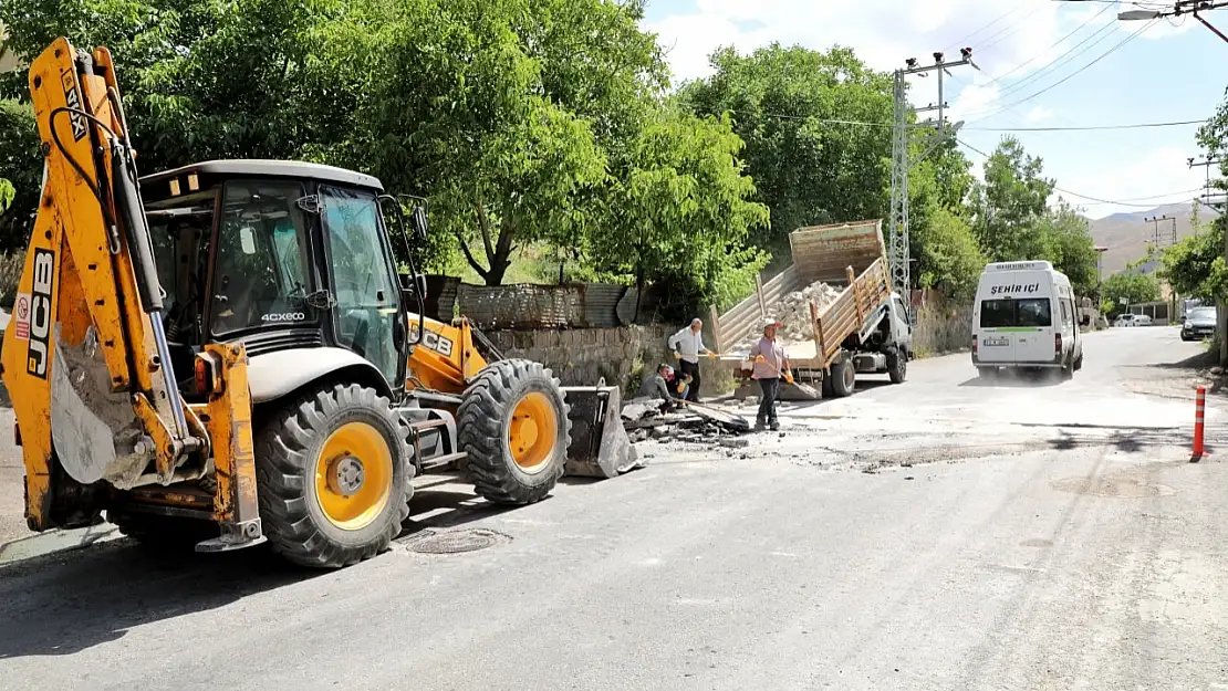 Bitlis Belediyesi'nden Kasis ve Kilitli Parke Uygulaması