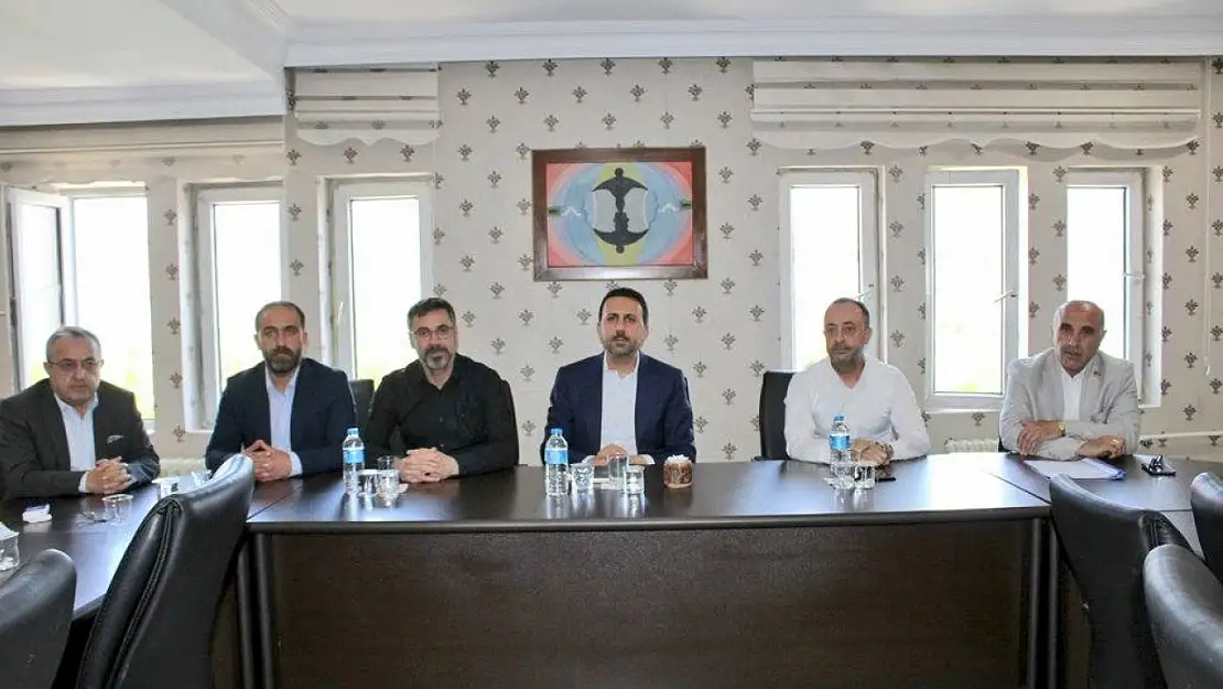 Bitlis Belediyesi, Tatvan'da Milletvekili Turan Bedirhanoğlu ile Sivil Toplum Kuruluşları Temsilcilerini Ağırladı