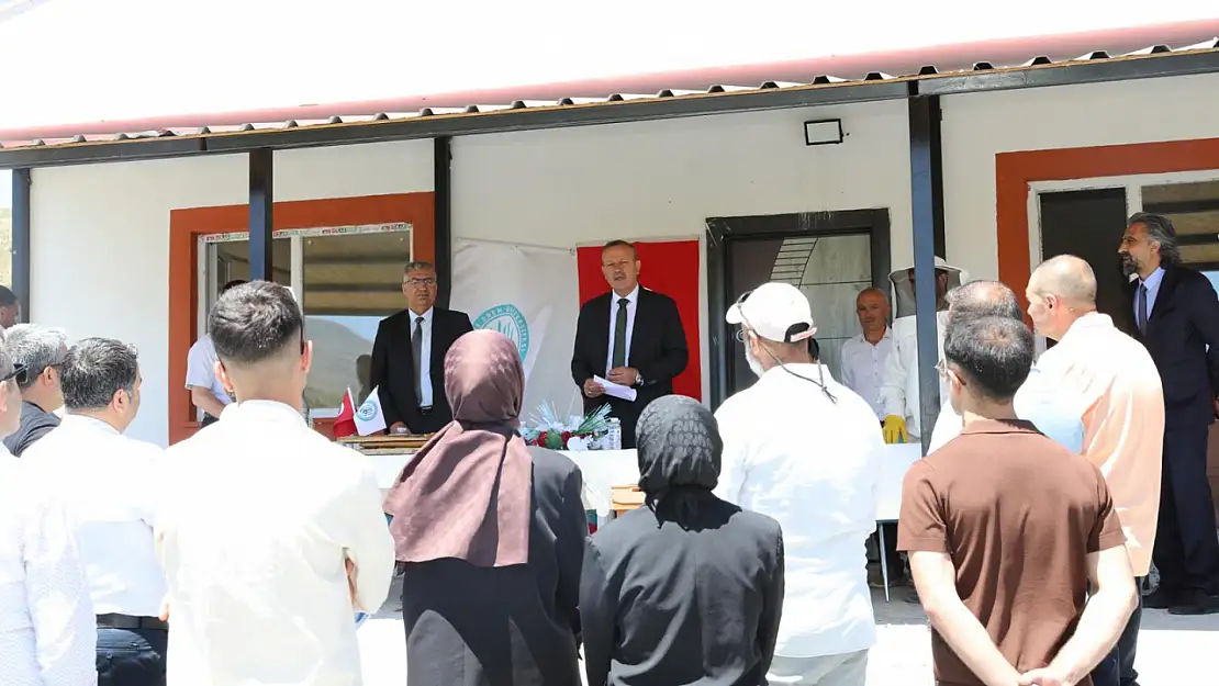 Bitlis Eren Üniversitesi'nde Arıcılık Kursunu Tamamlayan Kursiyerlere Sertifikaları Verildi