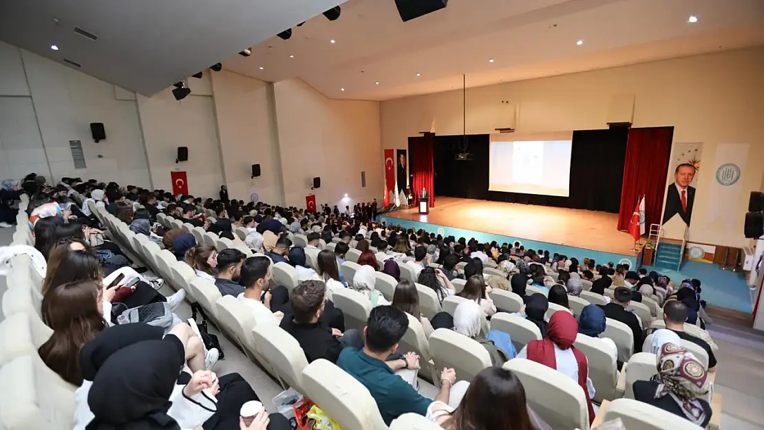 Bitlis Eren Üniversitesi'nde Beyaz Önlük Töreni: Öğrenciler Mesleklerine İlk Adımı Attı