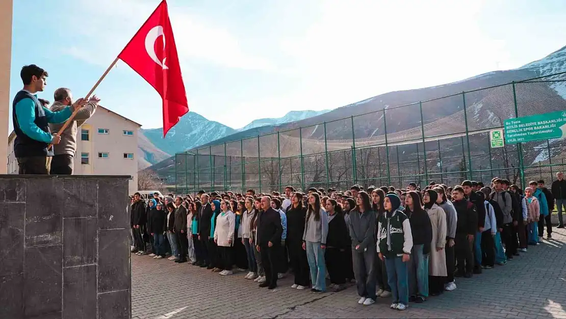 Bitlis İl Milli Eğitim Müdürü Kaya, öğrencilerle bayrak töreninde buluştu