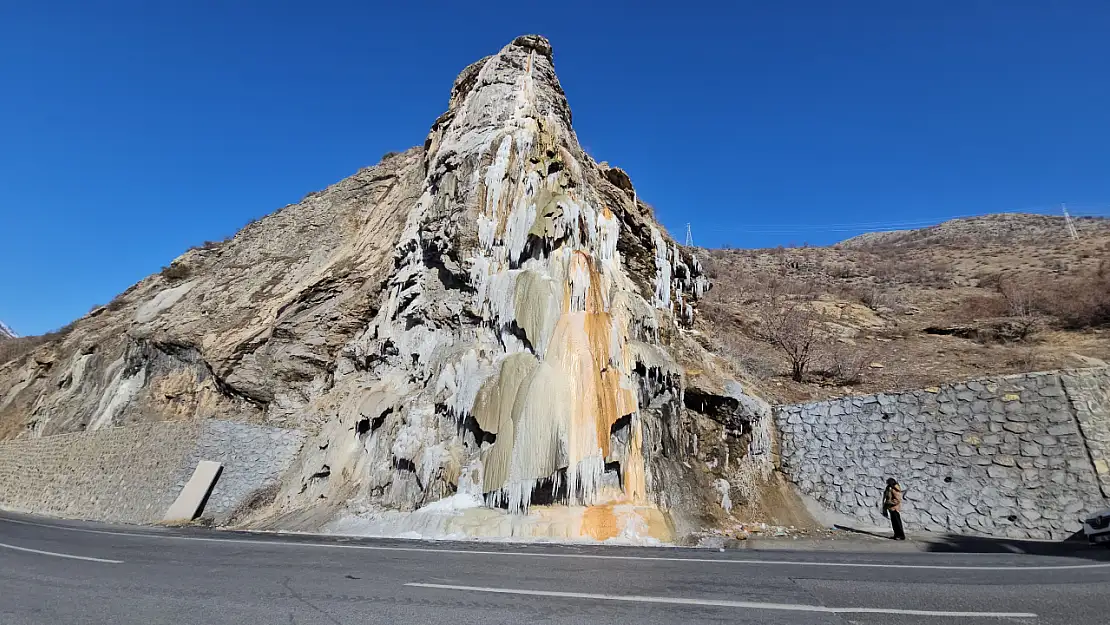 Bitlis'in simgelerinden Deliklitaş buzla kaplandı