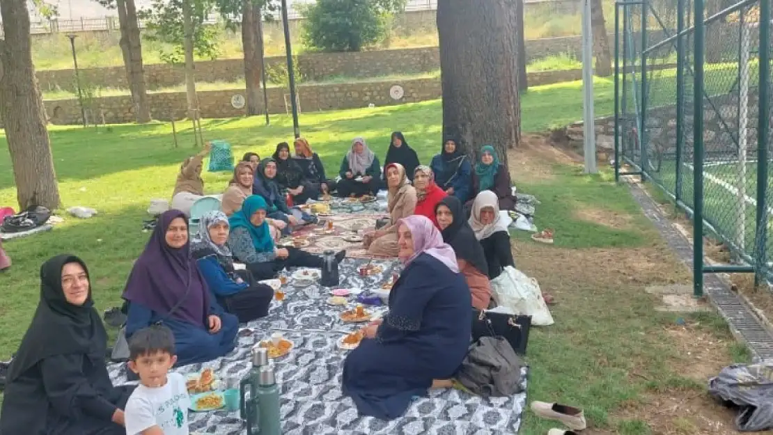 Bitlis Müftülüğü Bayan Hacılarla Bir Araya Geldi
