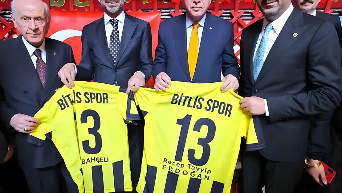 Bitlis Spor'dan Cumhurbaşkanı Erdoğan ve MHP Lideri Bahçeli'ye Forma Takdimi