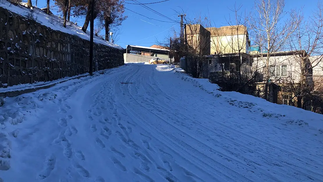 Bitlis'te 19 köy yolu ulaşıma açıldı