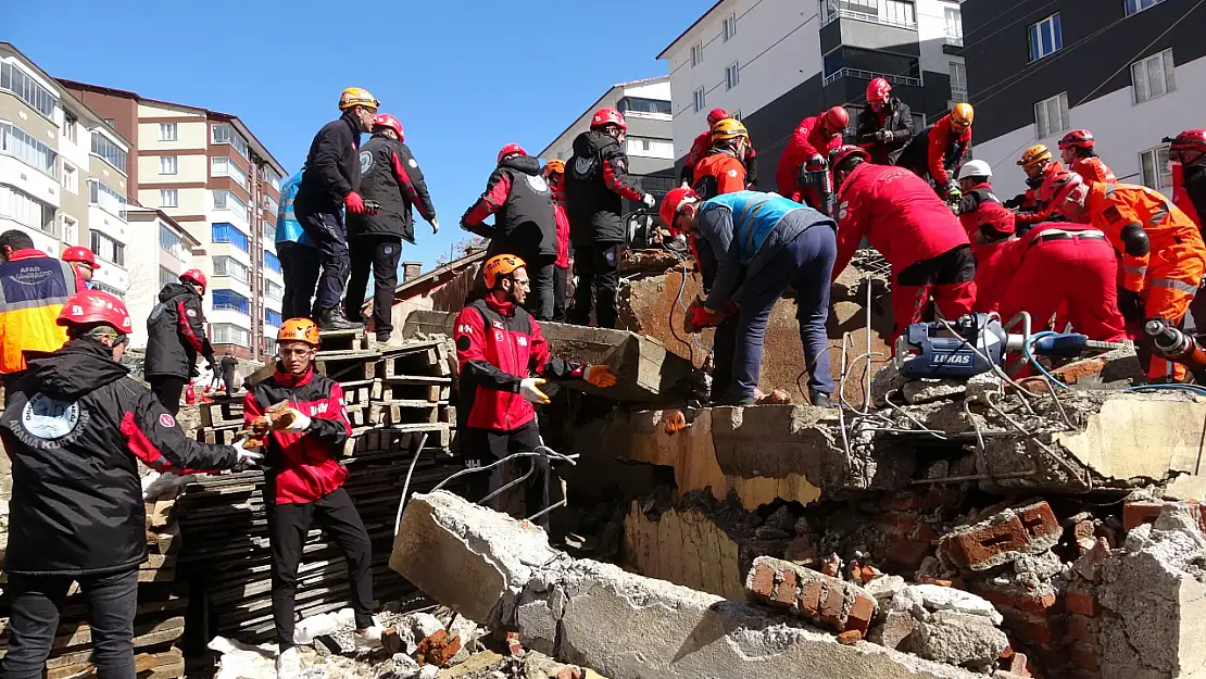 Bitlis'te 438 kişilik ekip ile deprem tatbikatı gerçekleştirildi