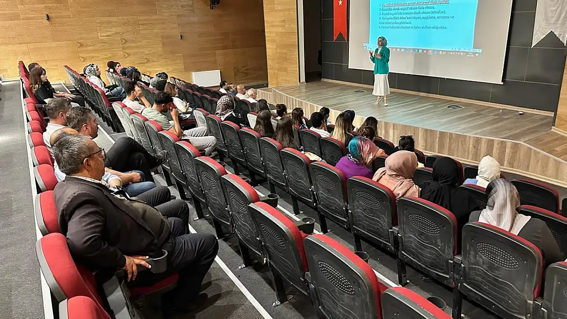Bitlis'te Aile Yılı kapsamında düzenlenen seminerde sağlıklı ilişkiler için eğitim verildi