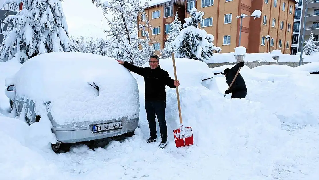 Bitlis'te araçlar kara gömüldü