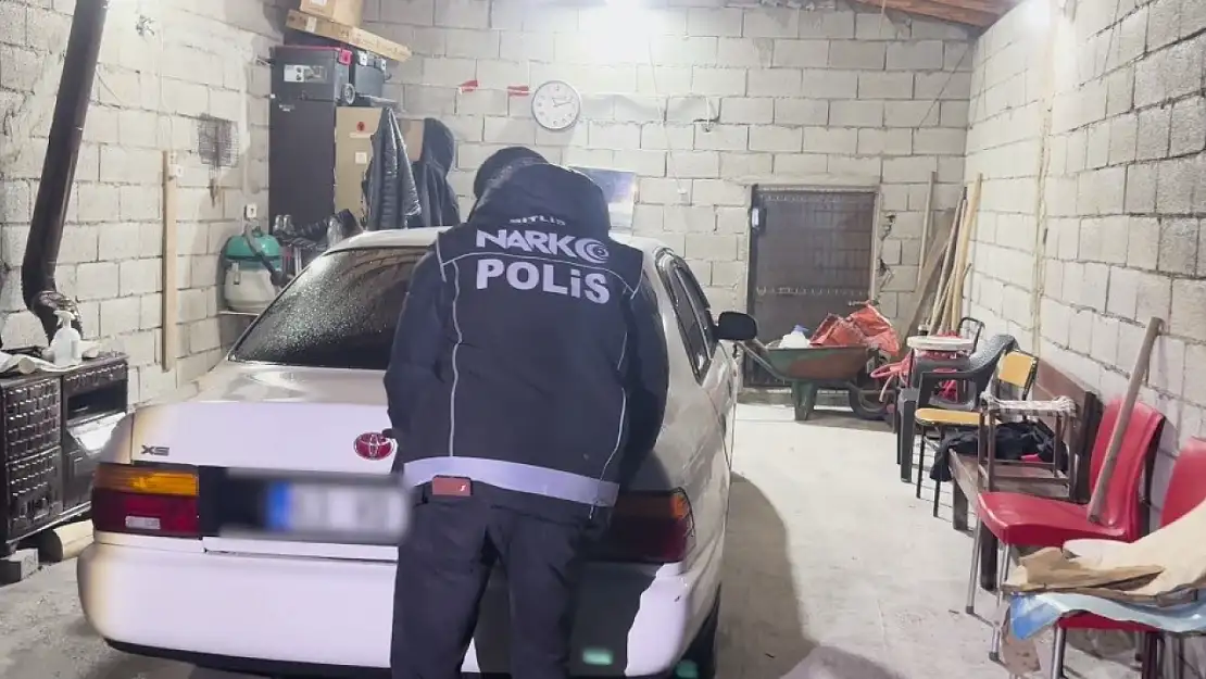 Bitlis'te Barkodlu Operasyon: Köpeklerin Altında Saklanan Uyuşturucu Yakalandı!