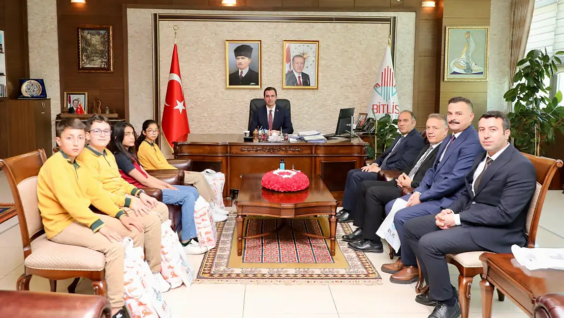 Bitlis'te, bursluluk sınavında 500 puanla Türkiye birincisi olan öğrenciler valilikte onurlandırıldı