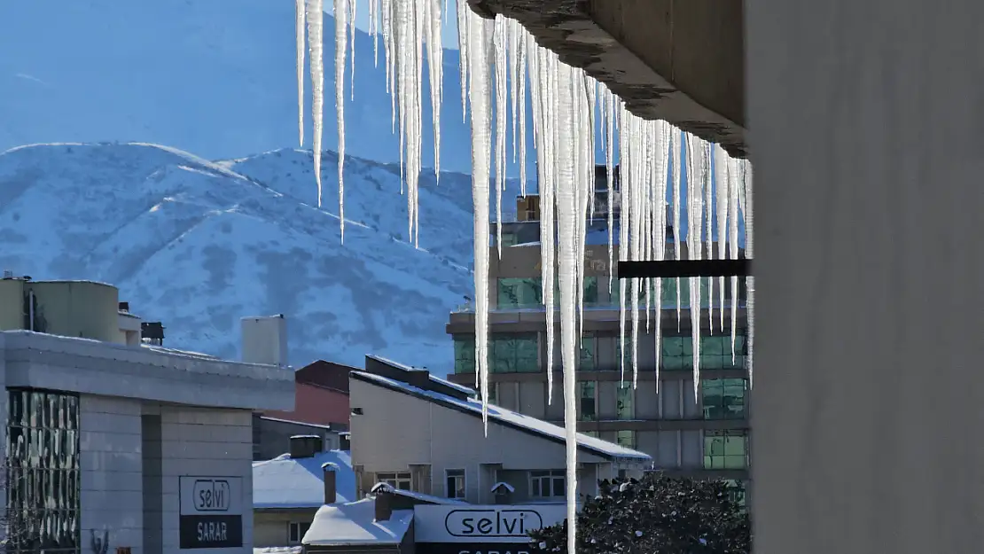 Bitlis'te çatılarda 2 metrelik buz sarkıtları oluştu