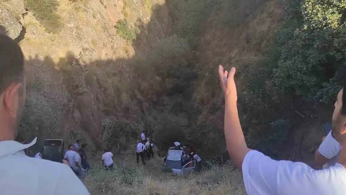 Bitlis'te direksiyon hâkimiyetini kaybeden sürücü uçuruma yuvarlandı, ağır yaralı!