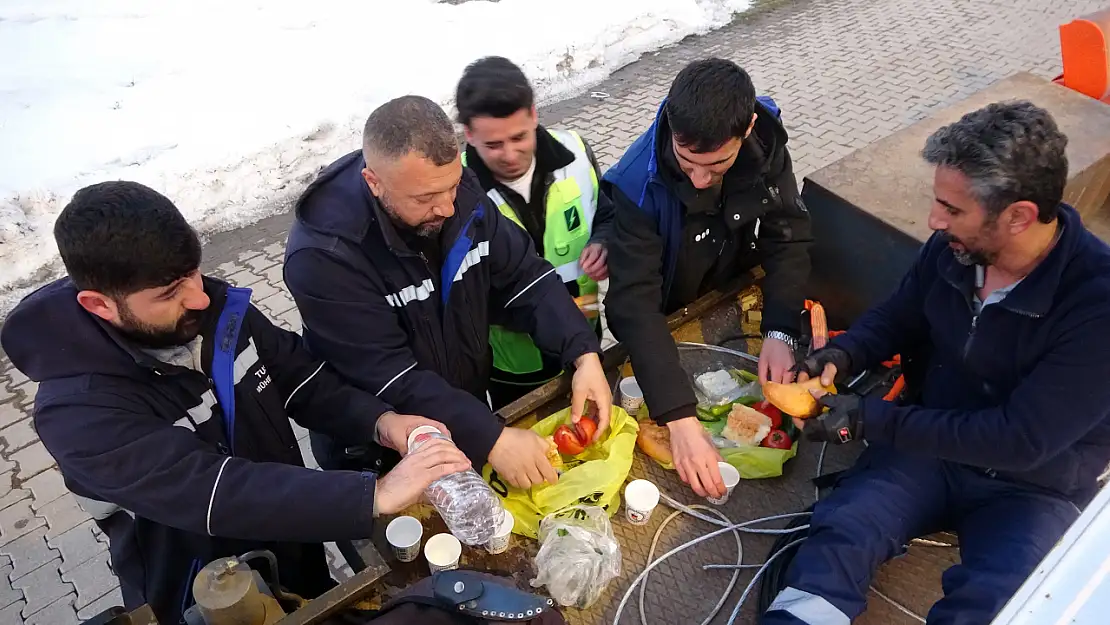 Bitlis'te elektrik arıza ekipleri, kesintisiz enerji için sahada iftarlarını açtı