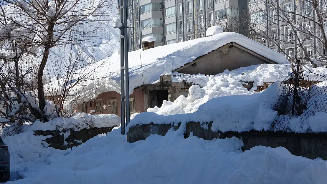 Bitlis'te evler kara gömüldü, buz sarkıtları 2 metreyi buldu