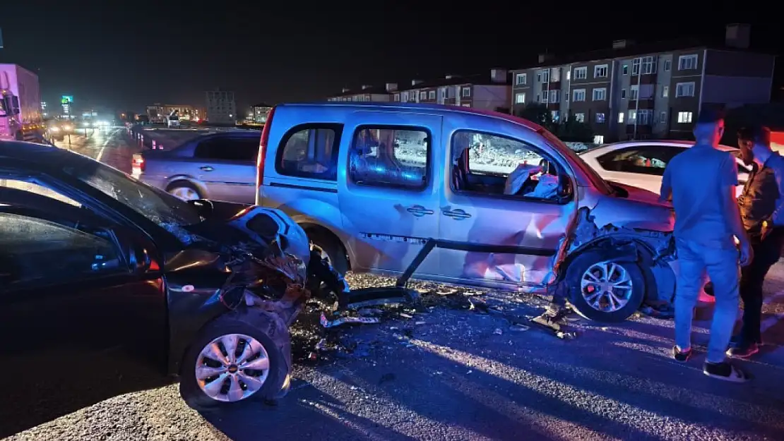 Bitlis'te Feci Trafik Kazası: 6 Çocuk ile Birlikte 14 Kişi Yaralandı