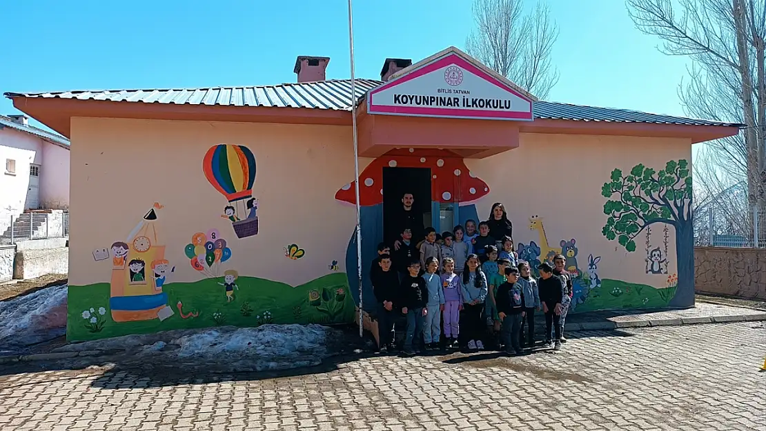 Bitlis'te fedakar öğretmen, köy okulunun duvarlarını sanatla buluşturdu