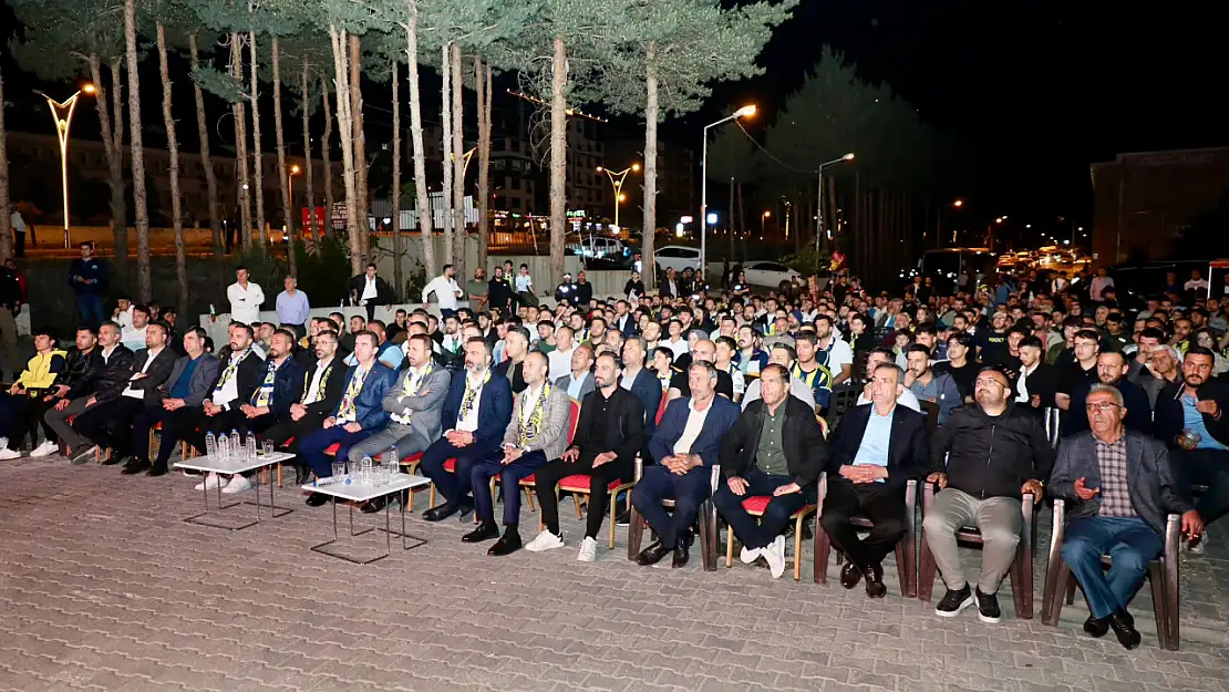 Bitlis'te Fenerbahçe Maçı Coşkusu Vali ve Vatandaşlar Bir Arada