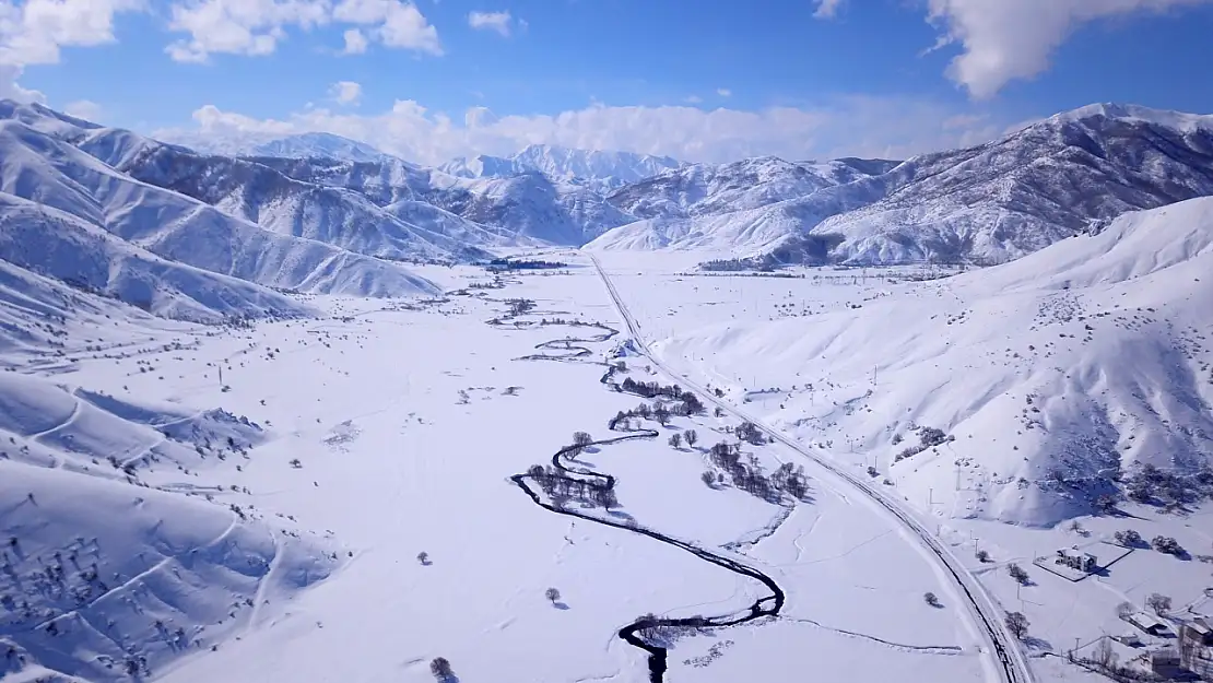 Bitlis'te Güzeldere Menderesleri büyüleyici manzaralar sunuyor