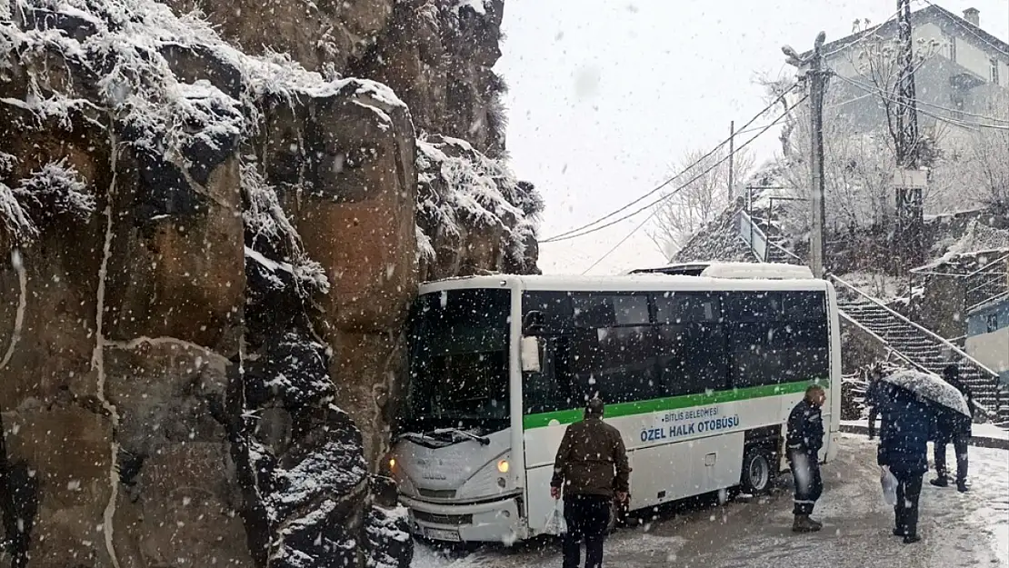 Bitlis'te halk otobüsü kale duvarına çarptı: 4 yaralı